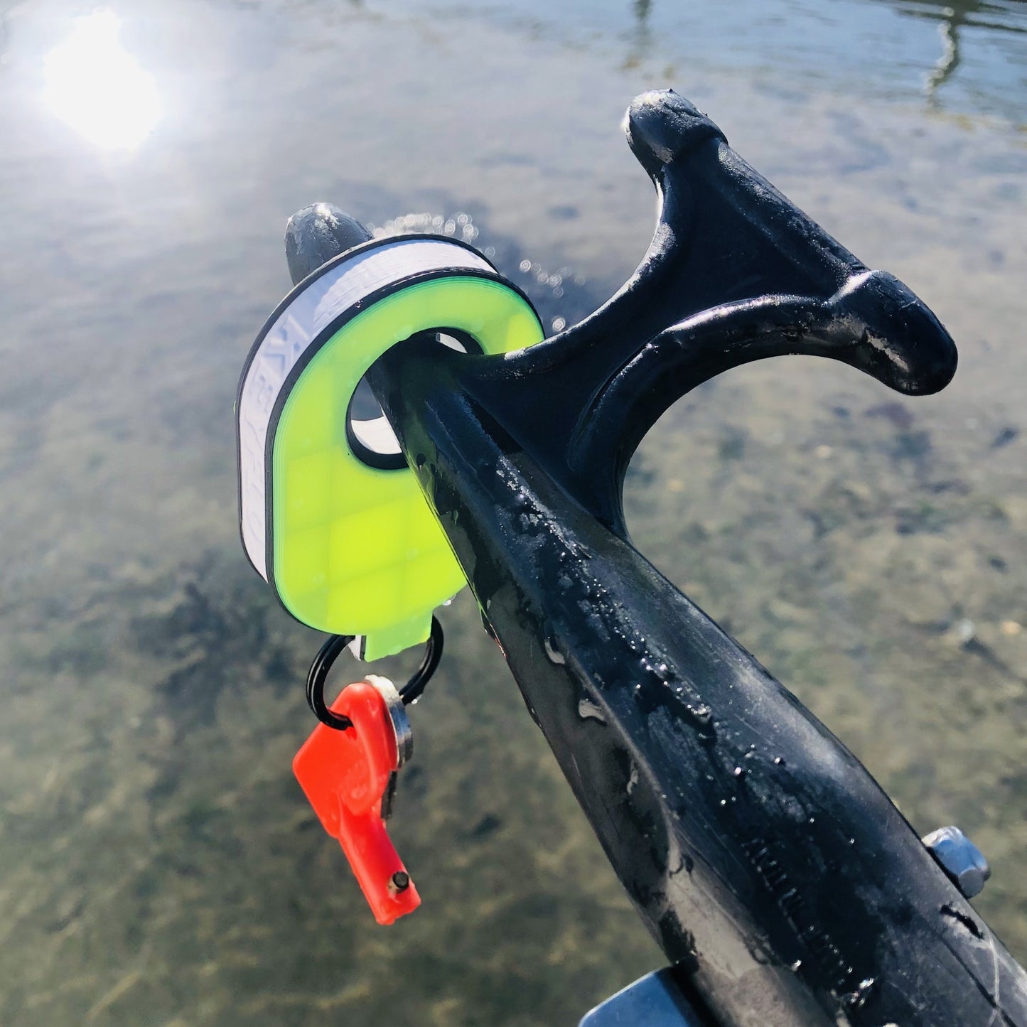 Safer fishing for keys using AnchoRight key float